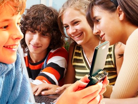 socialnetworkingstudents  mashedupbyRobinGoodid242549 size485 Facebook fellowships for computing research: another win win collaboration?