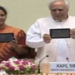 Kapil-Sibal-Aakash-Tablet.jpg