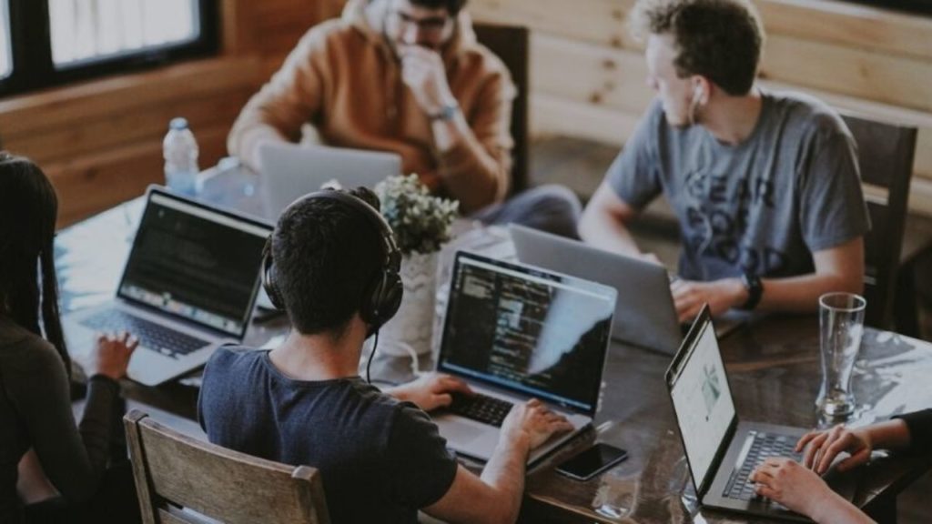 भारत की Top IT Firms में औसत बेंच टाइम में 50% की गिरावट, जानिए क्या है कारण? 