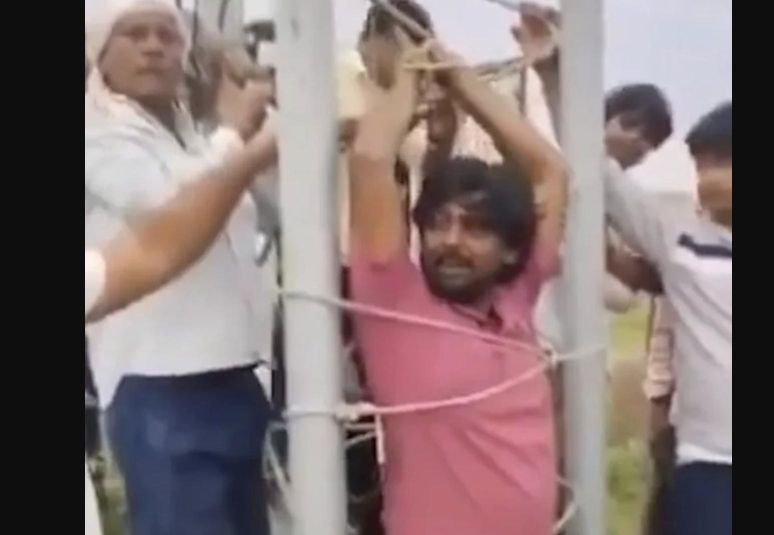 खराब 5G Network पर भड़के ग्रामीण! Engineer को Tower से बांधा, Viral हुआ Video