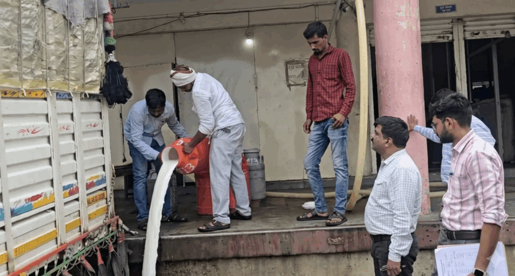 दिवाली से पहले दूध पर FDA का एक्शन! मुंबई में 564 लीटर दूध किया गया नष्ट