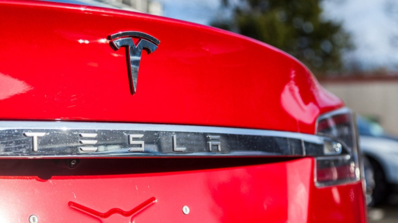 Elon Musk-Led Tesla Can Manufacture 5 Lakh Electric Cars In India; Rs 20 Lakh Can Be Starting Price!