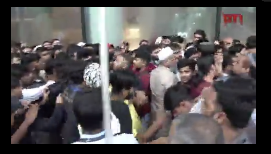 Fight Breaks Out During iPhone 17 Launch In Mumbai: Watch Shocking Video