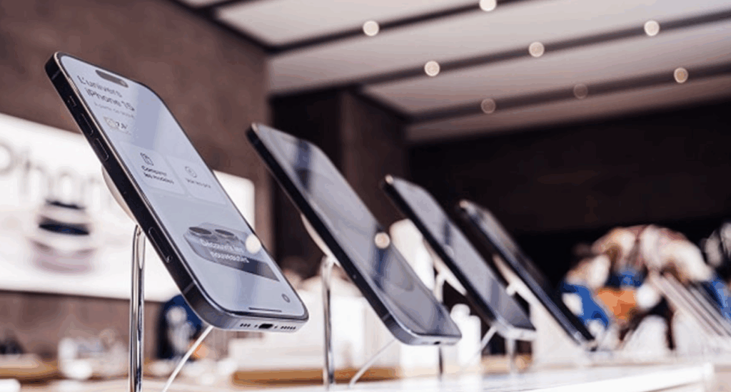 Offline Smartphone Sale Reduce By 40% Due To Online Sales 