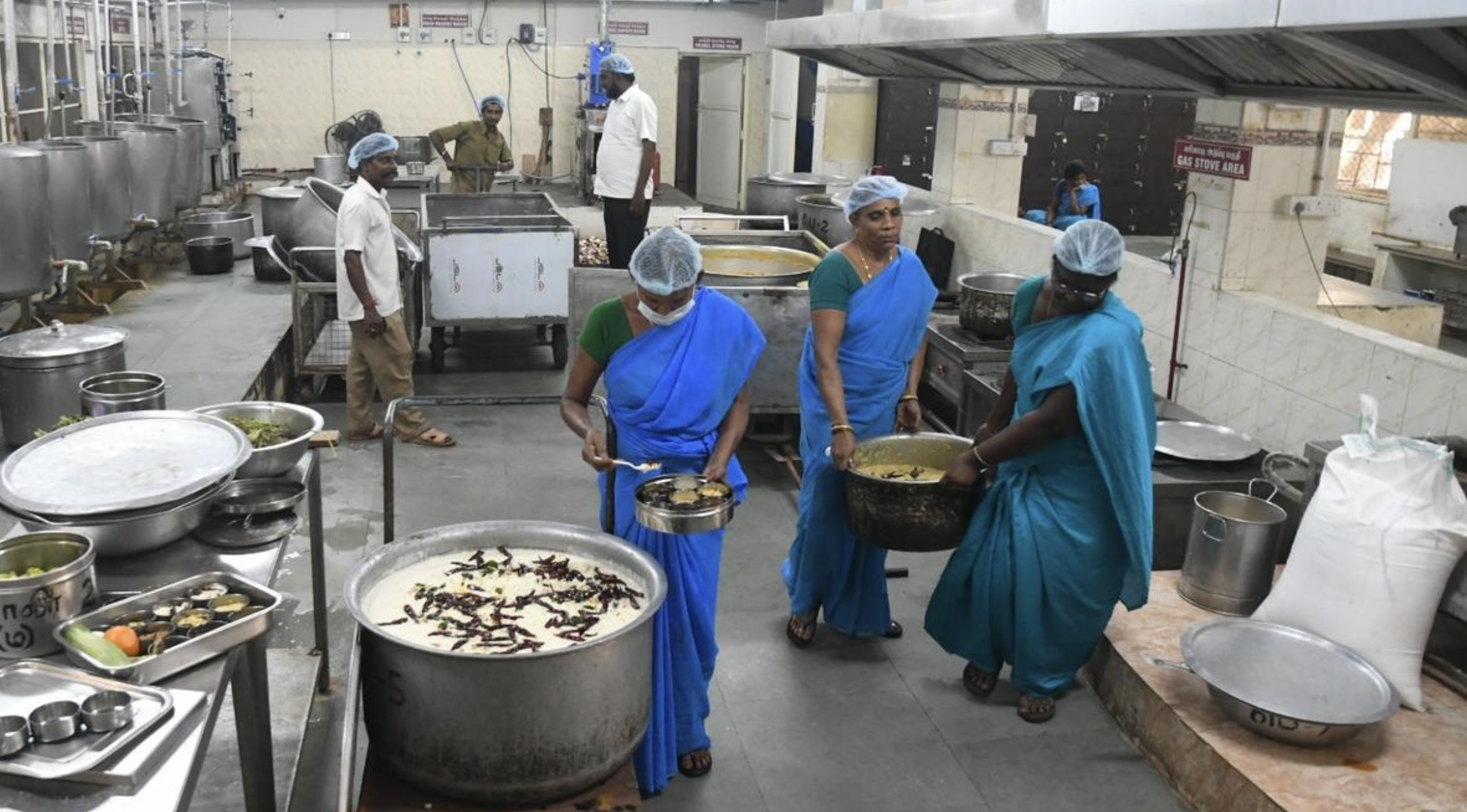 Only Hospitals, Schools, Colleges To Get Commercial Cylinders Under New Govt Directives