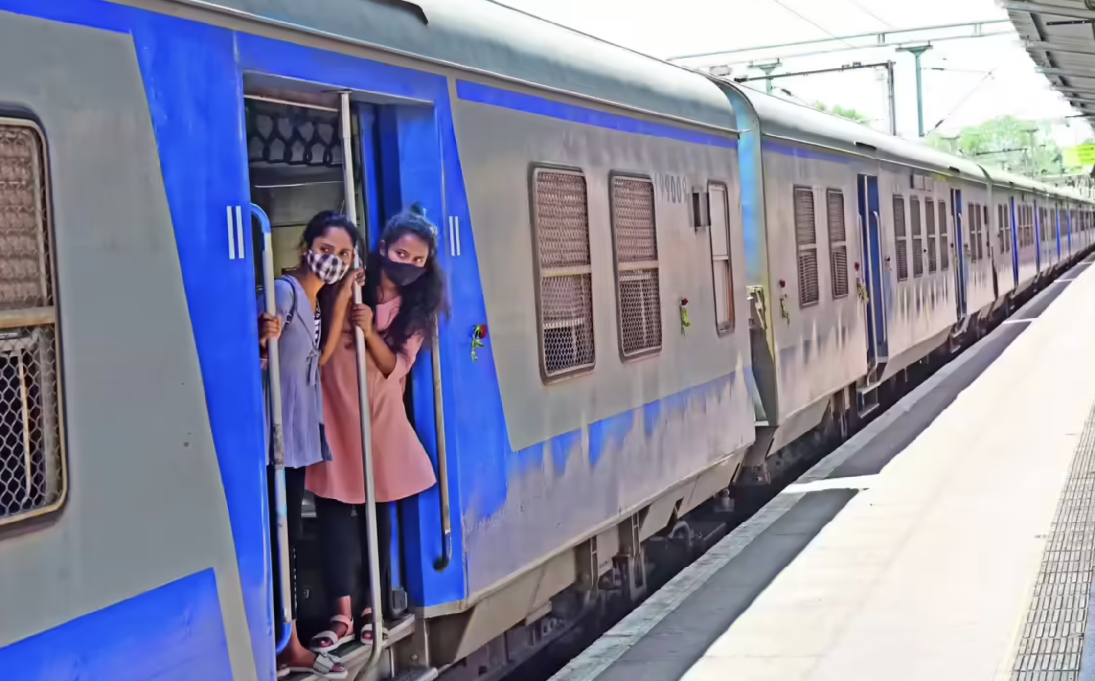 HDFC Bank Will Charge Rs 23 Per ATM Cash Withdrawal; PNB Slashes Cash Limit BY 50%