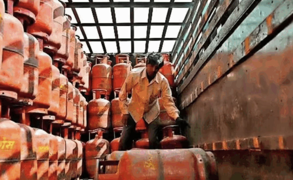 Commercial LPG Cylinder Price Hiked By Rs 993: Costs Rs 3000/Cylinder In Delhi