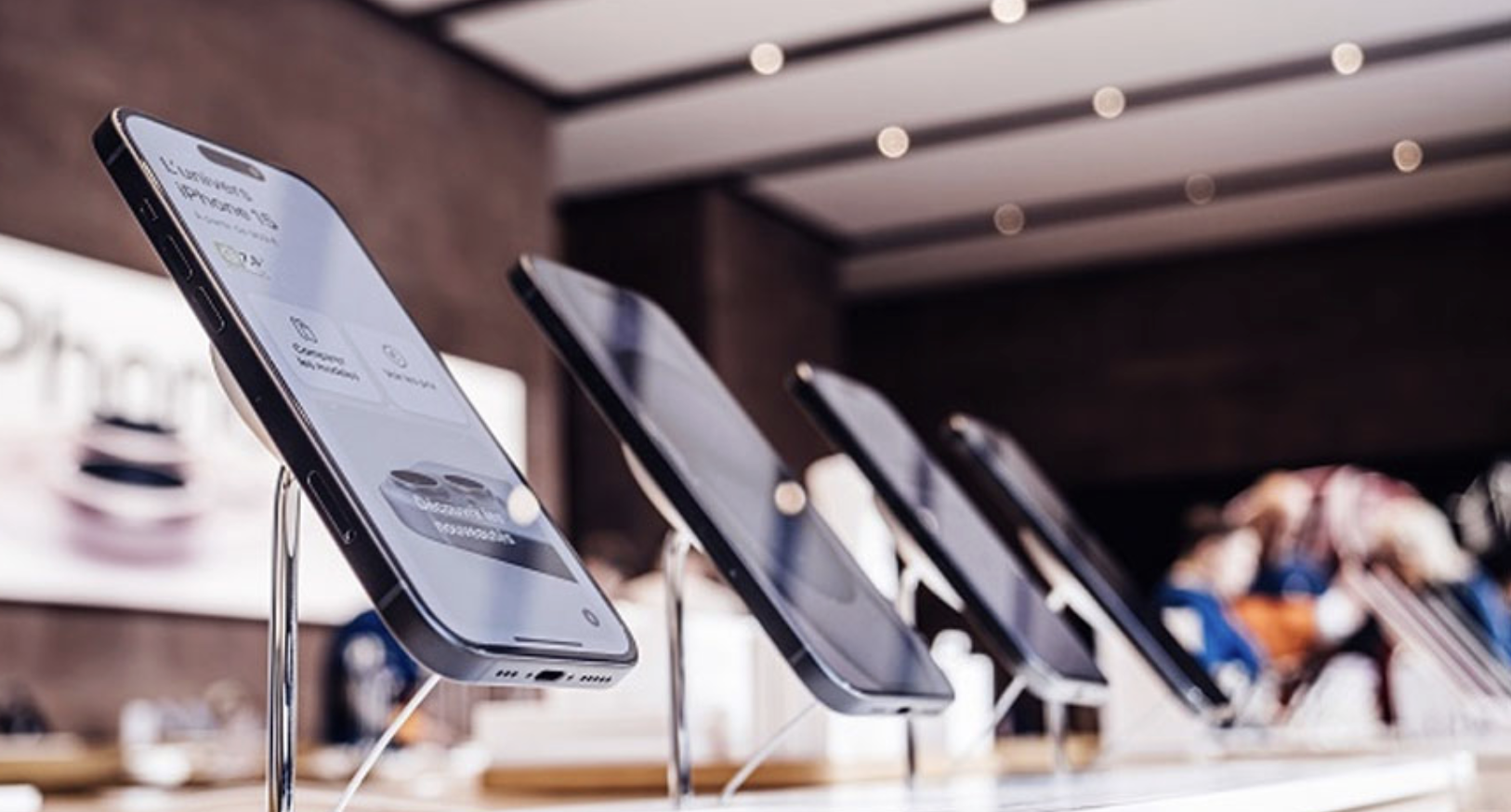 Global Smartphone Shipments At 14-Year Low; Declines 20% Year On Year Due To Chip Shortage