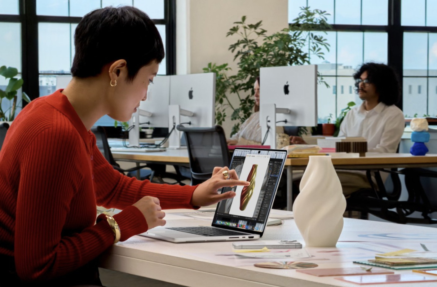 Apple Launches MacBook Pro With OLED Touch Screen; Price Reaches Rs 14 Lakh
