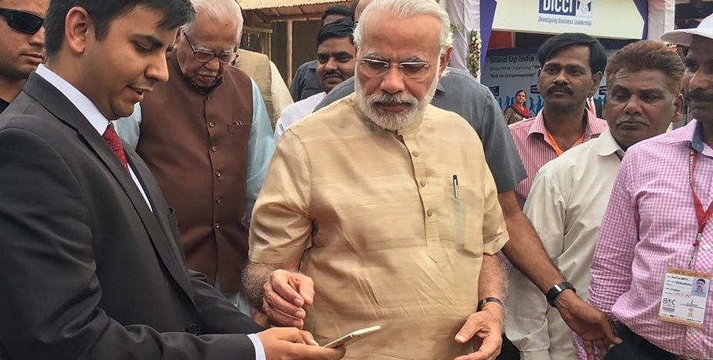 Bhavish helping PM Modi book Ola e-rick-001
