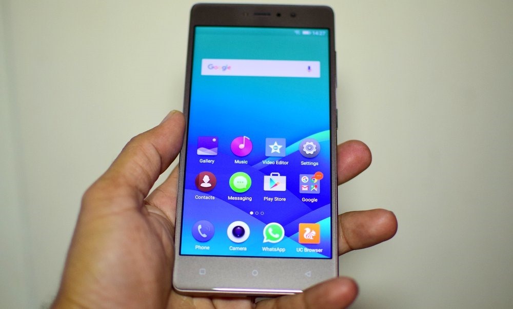 Gionee S6s in hand
