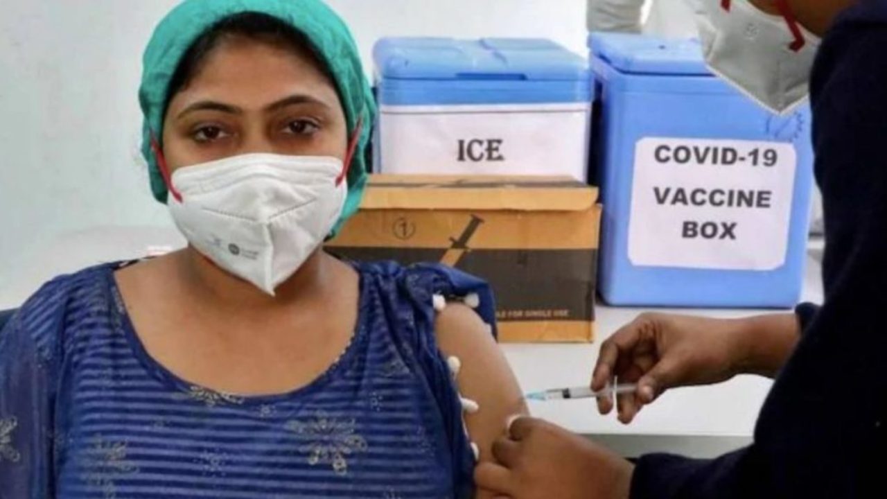A female citizen receiving vaccination