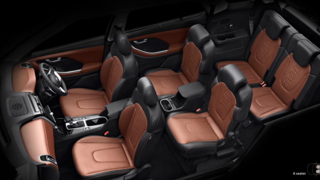 Hyundai will offer either a 6-seater version with captain seats or a 7-seater version with bench seats for the middle row
