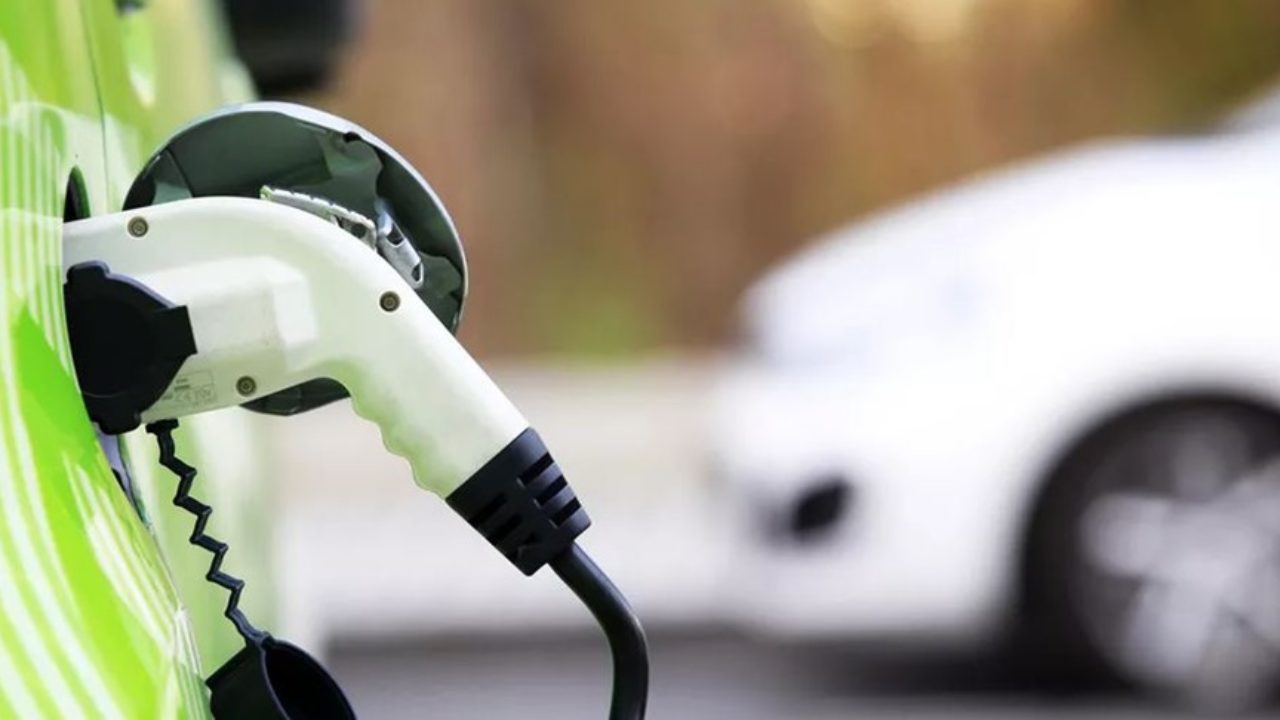 The central government wants to convert 60 lakh three-wheelers to electric cars (EVs). The step is towards the goal of turning 30% of all road wheels to electric by 2030.
