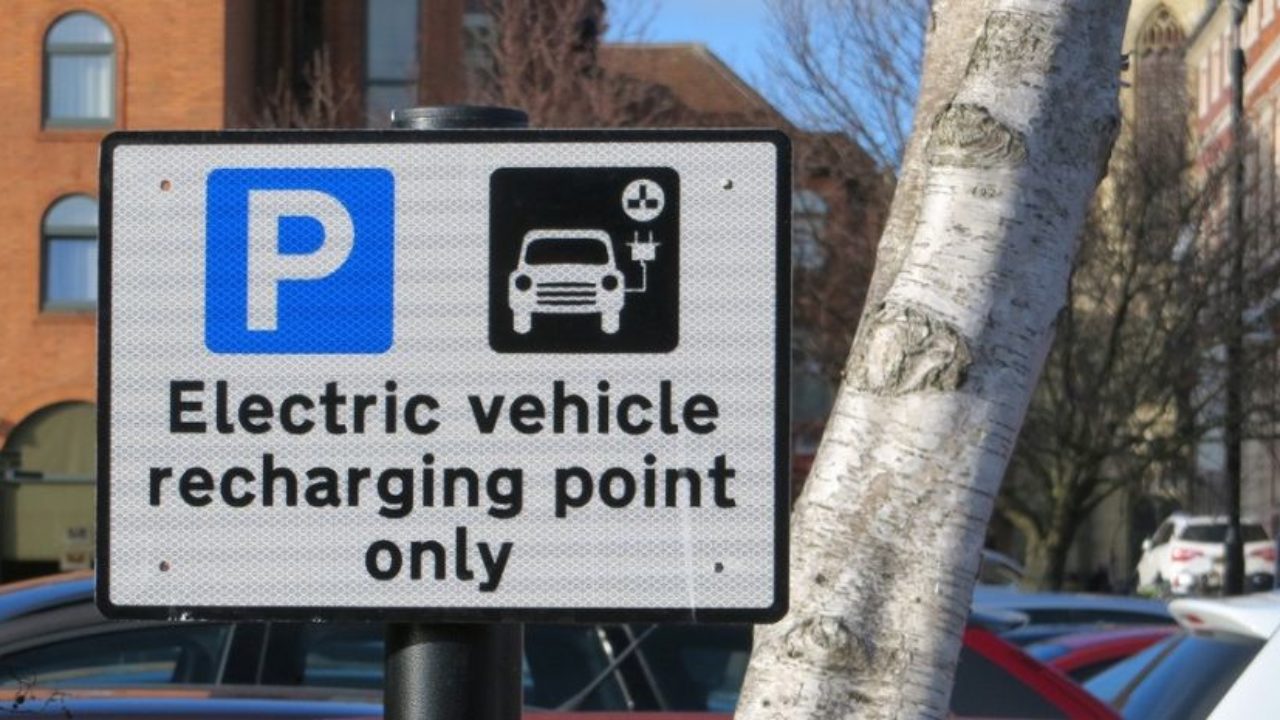 A street sign denoting an electric vehicle recharging point