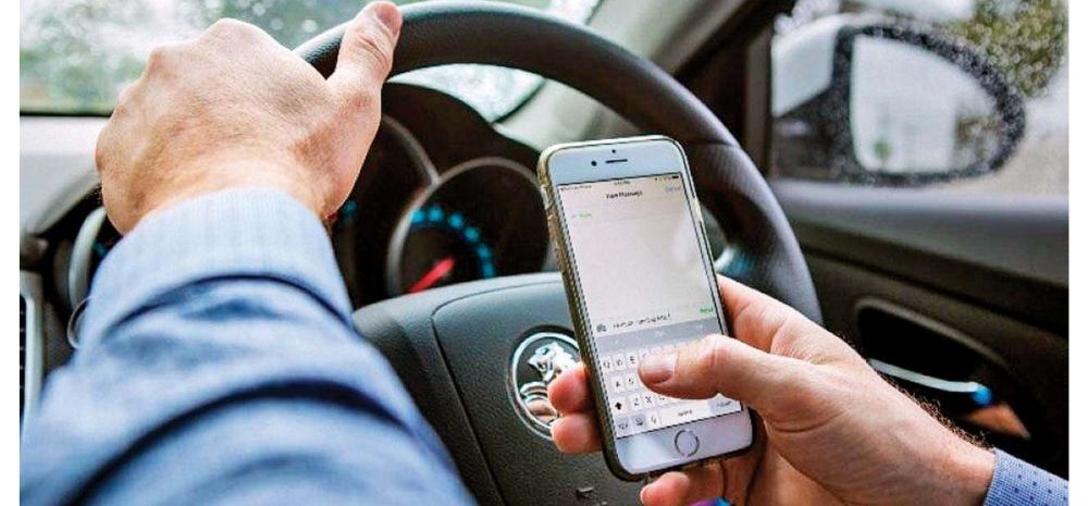 Pay Rs 20,000 Penalty For Using Mobile Phones While Driving In This Country! Use Of Mobile Completely Banned While Driving 