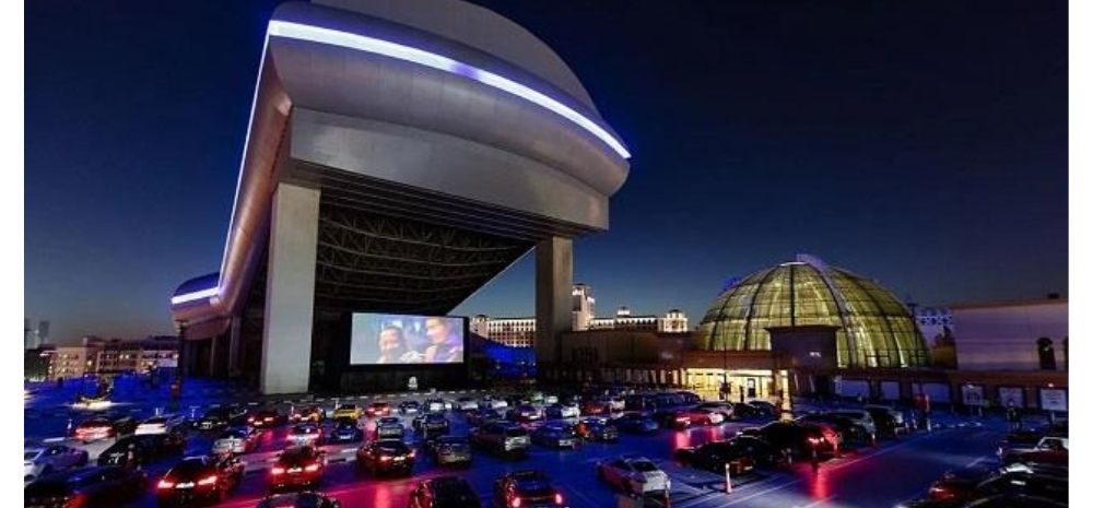 Image of an open-air drive-in theatre at the rooftop of a mall