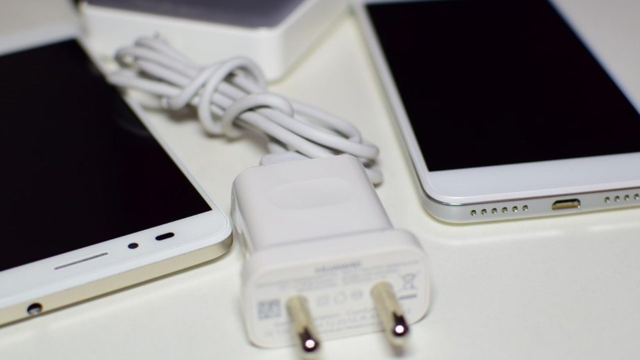 Apple Penalized Rs 150 Crore For Not Giving Chargers With New iPhones In This Country: Ordered To Ship Chargers